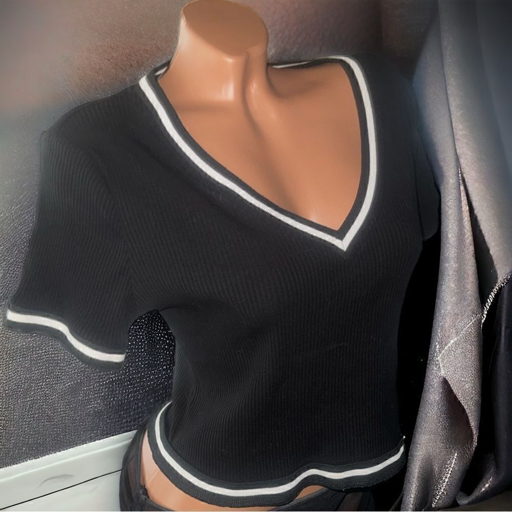 SHEIN l Ribbed Crop Top l Black w/ White trim l V-neck l 1X l EUC - Picture 12 of 12